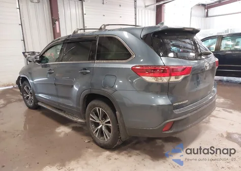 2018 Toyota Highlander Le Plus z USA, uszkodzony, nr VIN 5TDBZRFH3JS906139